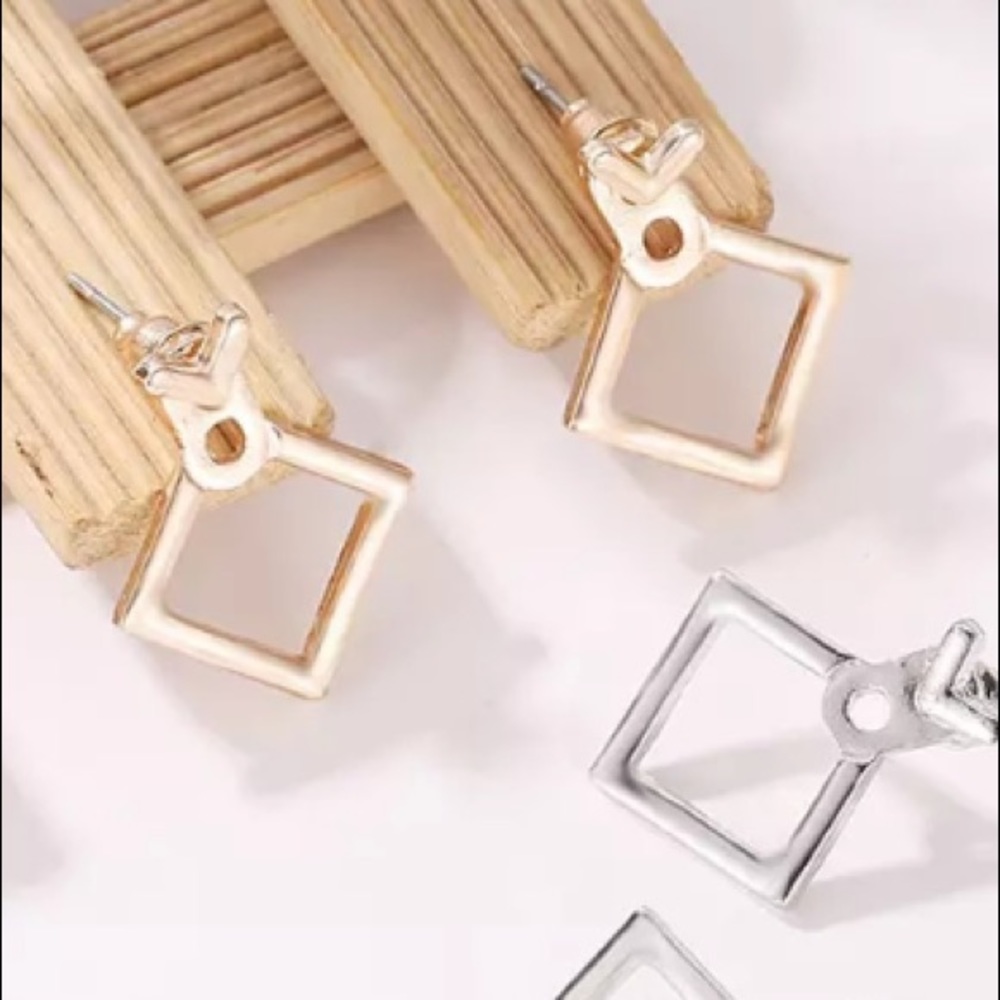 NEW!💙💎MINIMALIST!💛GOLDEN💛V SQUARE💛STUDS!💎💙 - Picture 6 of 8